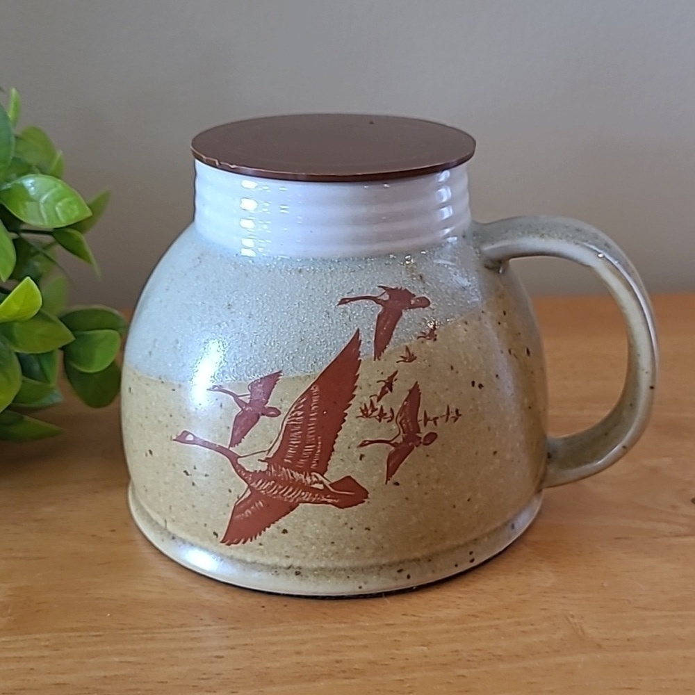HANDCRAFTED POTTERY Lidded Travel/Office Mug
